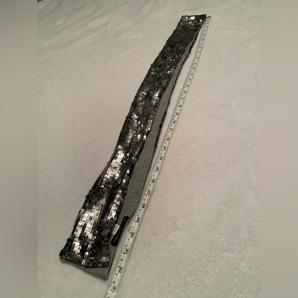 Fun sequenced scarf - Picture 3 of 6